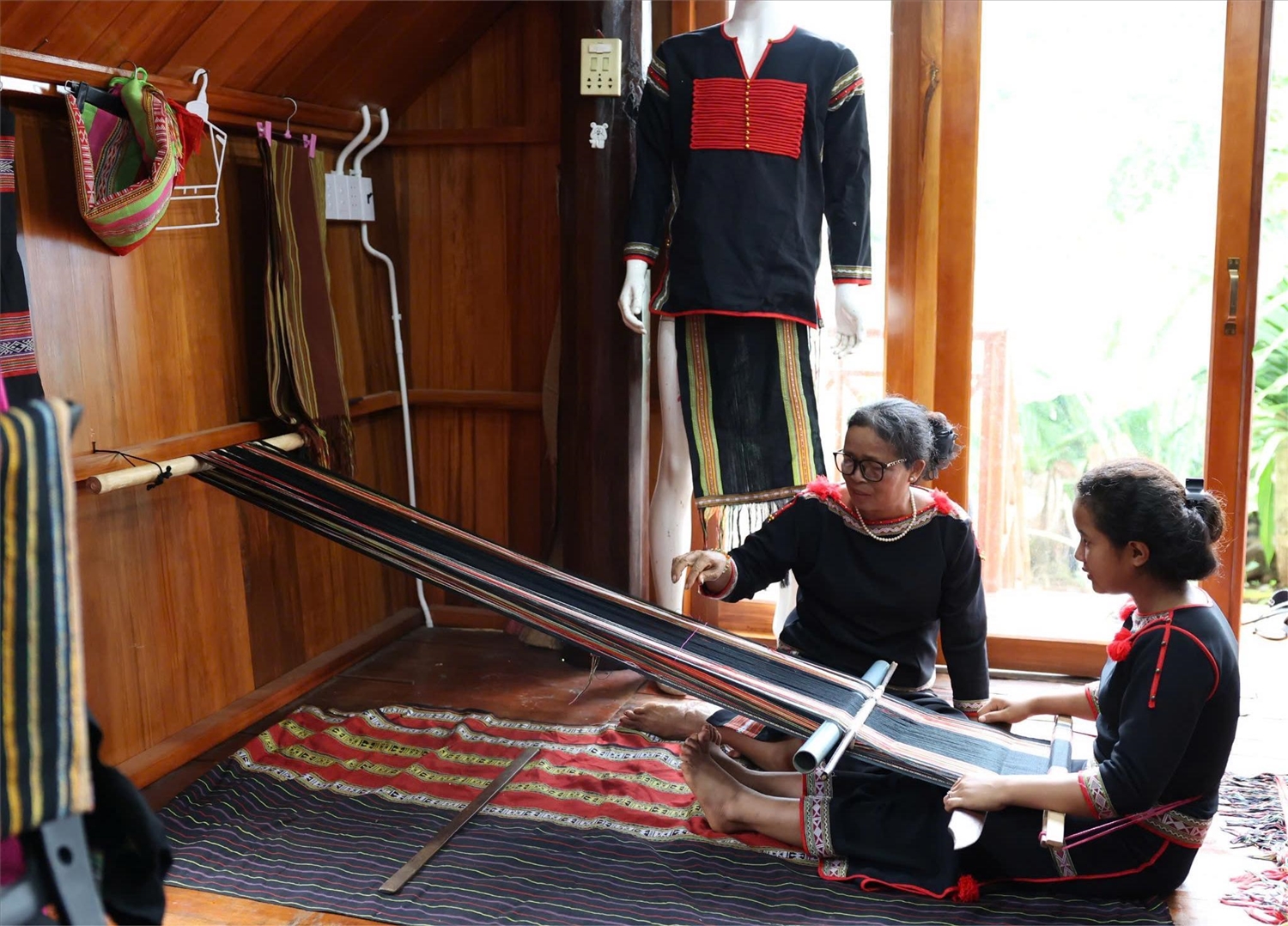 Đến buôn Tơng Jú, nhiều khách du lịch thích thú trải nghiệm dệt thổ cẩm (ảnh: Lê Hường)