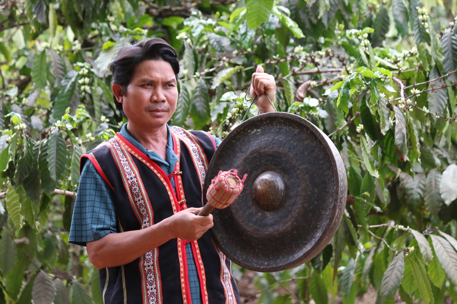 Nghệ nhân Ưu tú A Thu là người chủ trì tập luyện cho đội nghệ nhân làng Đăk Rô Gia để chuẩn bị tham gia biểu diễn tại Làng Văn hóa – Du lịch các dân tộc Việt Nam. (Ảnh: Ngọc Chí)