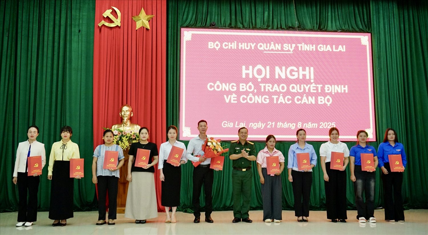 Thượng tá Đặng Quốc Văn, Chỉ huy trưởng Ban Chỉ huy phòng thủ khu vực 4 - Chư Prông trao quyết định bổ nhiệm chức vụ Chính trị viên phó cho các Ban CHQS xã