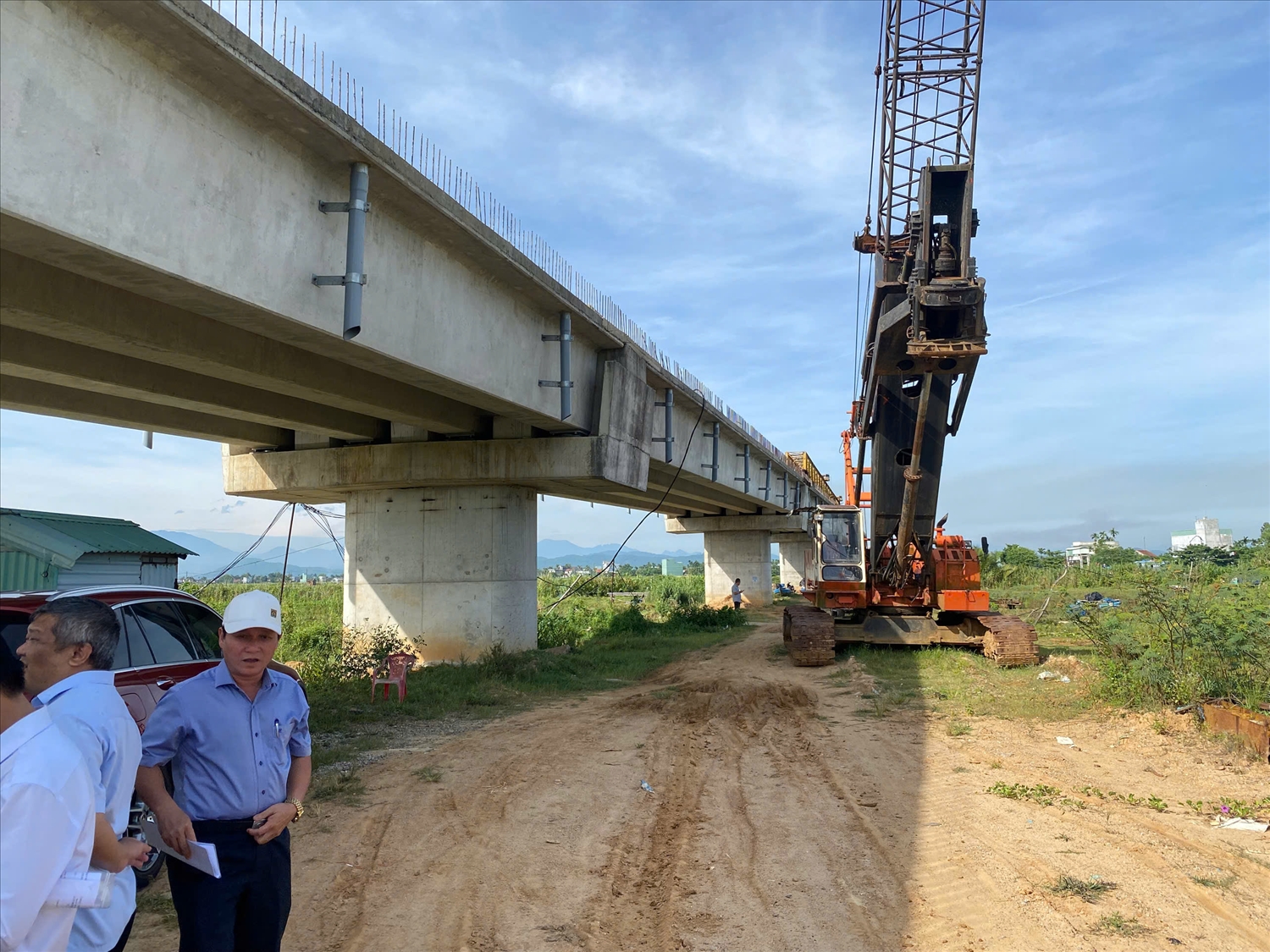 Dự án cầu Tam Tiến chậm tiến độ nhiều năm do vướng mặt bằng, thiếu đất san lấp. (Ảnh Huy Trường).
