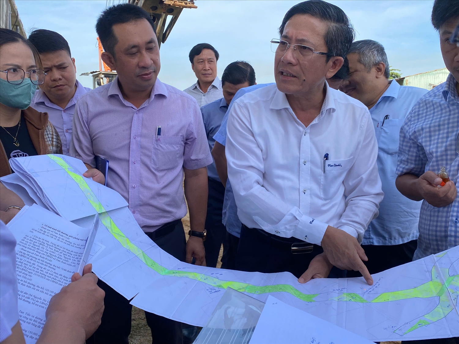 Ông Trần Nam Hưng - Phó Chủ tịch UBND TP. Đà Nẵng (người đứng giữa) kiểm tra và chỉ đạo gỡ vướng ở các dự án chậm tiến độ trên địa bàn xã Tam Xuân. (Ảnh Huy Trường).