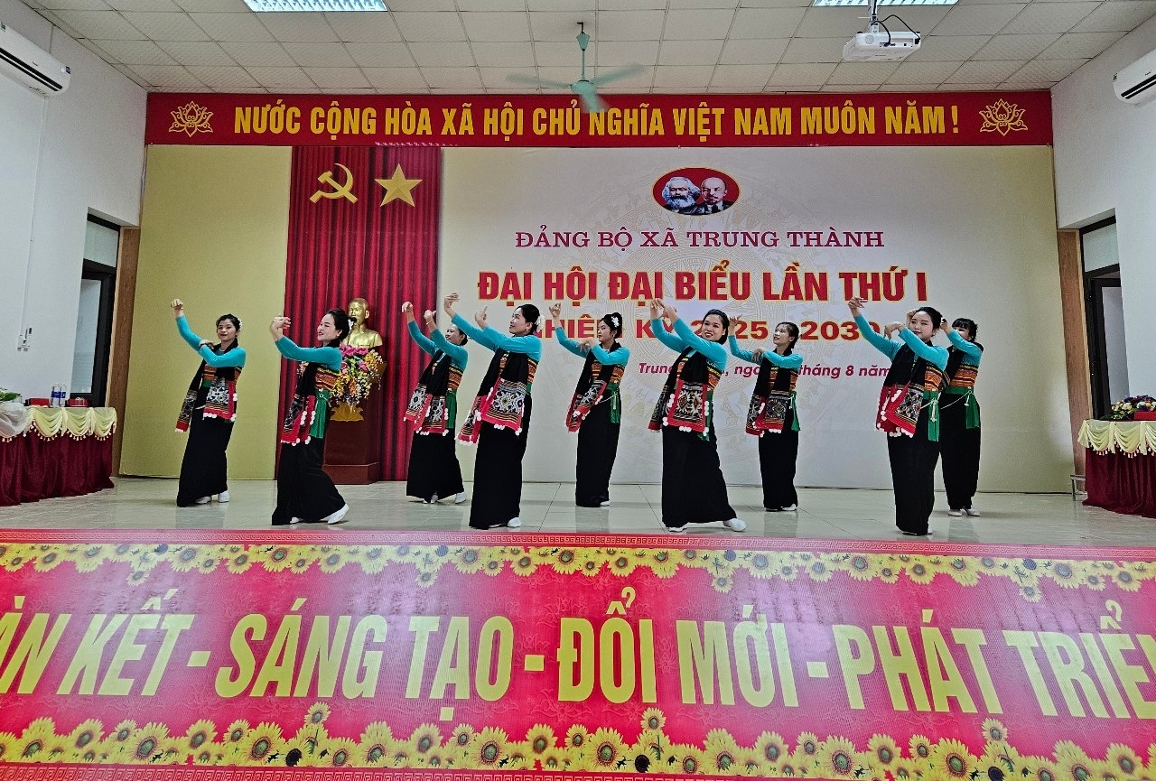 Văn nghệ chào mừng Đại hội (Ảnh:Quỳnh Trâm)