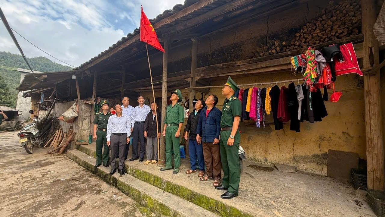 lãnh đạo xã và Đồn Biên phòng Lũng Cú đến thăm tặng cờ, ảnh Bác Hồ, hướng dẫn người dân treo cờ trong dịp 2/9 tại hộ gia đình Vàng Mí Mua thôn Séo Lủng, xã Lũng Cú