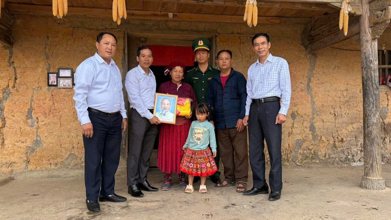 Lãnh đạo xã và Biên Phòng Lũng Cú đến thăm và tặng cờ, ảnh Bác Hồ cho hộ Vàng Sính Lủng thôn biên giới Thẻn Pả xã Lũng Cú (Tuyên Quang), ảnh chụp ngày 20/8/2025