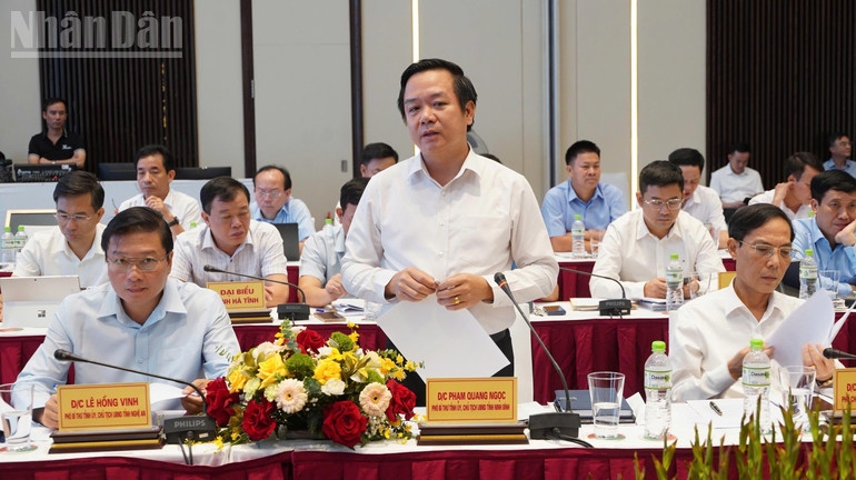 Lãnh đạo các tỉnh báo cáo kết quả phát triển kinh tế - xã hội với đoàn công tác