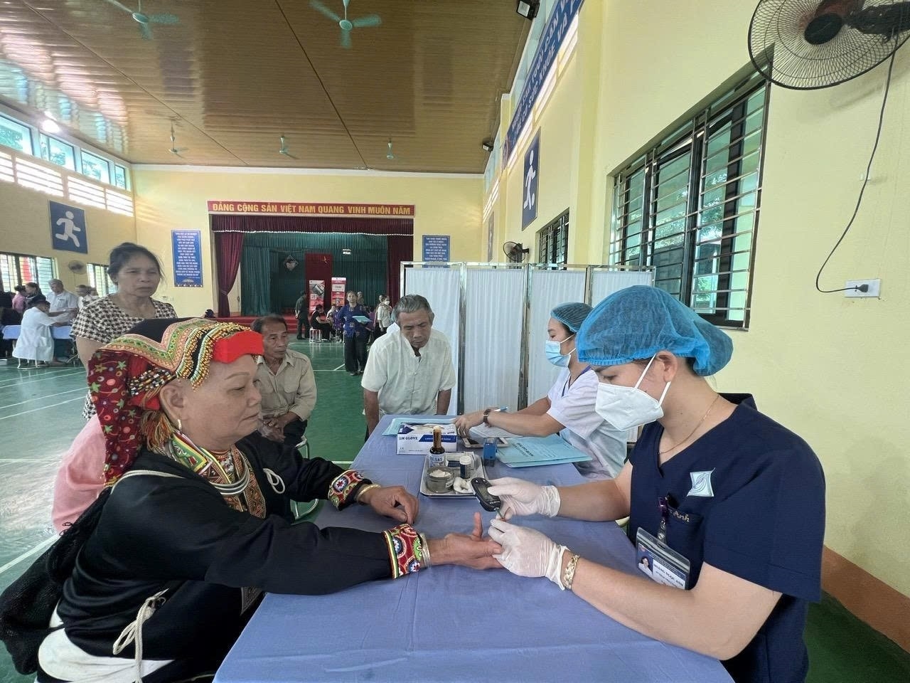 Công tác chăm sóc sức khỏe cho Nhân dân vùng sâu, vùng xa, vùng ĐBKK ngày càng được quan tâm và nâng cao về chất lượng (Ảnh TL).