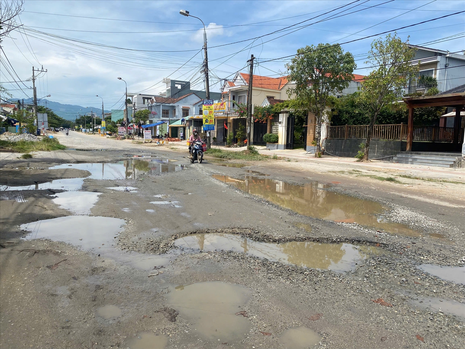 Đường Quang Trung xuống cấp nghiêm trọng với nhiều ổ voi, ổ gà. (Ảnh Huy Trường).
