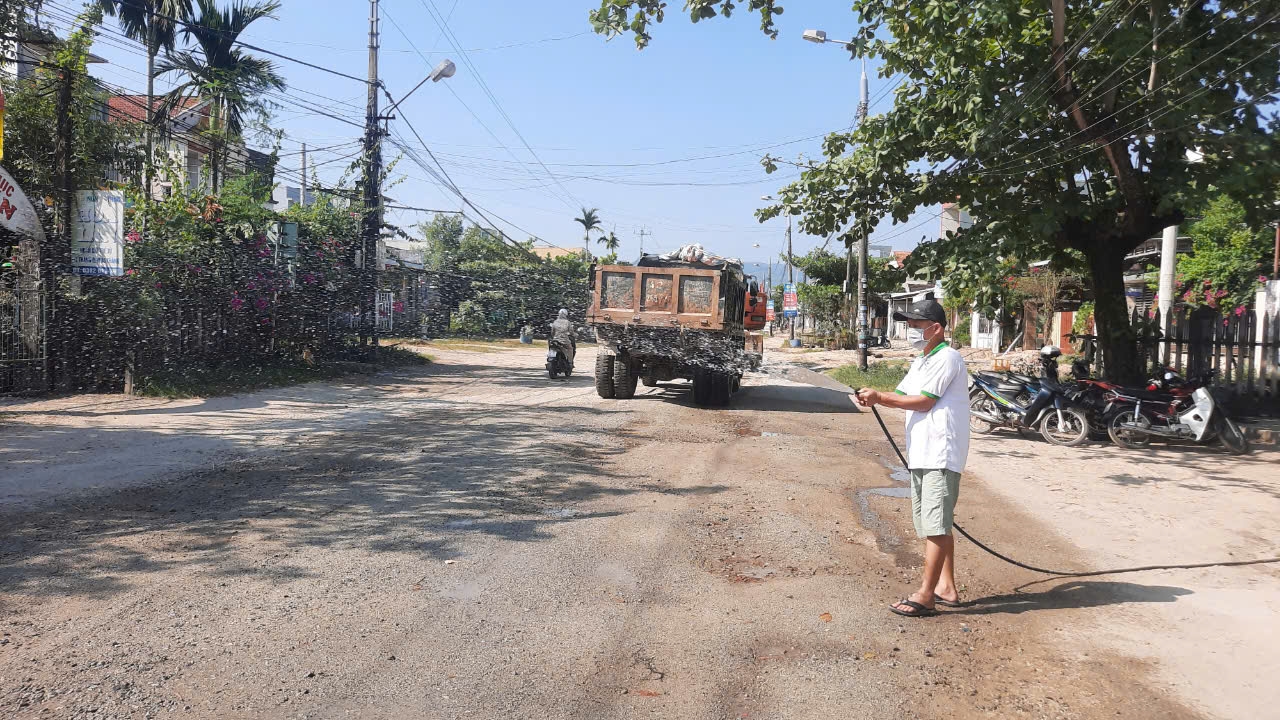 Anh Nguyễn Khanh phải thường xuyên xịt nước để giảm bụi tấp vào nhà. (Ảnh Huy Trường).