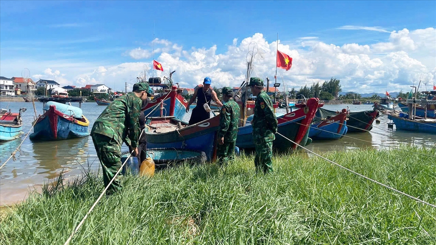 Công tác neo đậu, chằng néo tàu thuyền đang được triển khai thực hiện (Ảnh: BĐBP cung cấp)