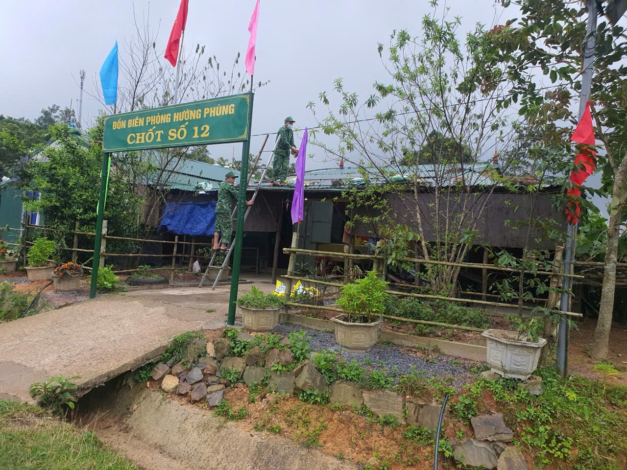 Tại các Đồn, Trạm, Chốt Biên phòng ở khu vực miền núi, công tác chằng chống doanh trại cũng đã triển khai (Ảnh: BĐBP cung cấp)