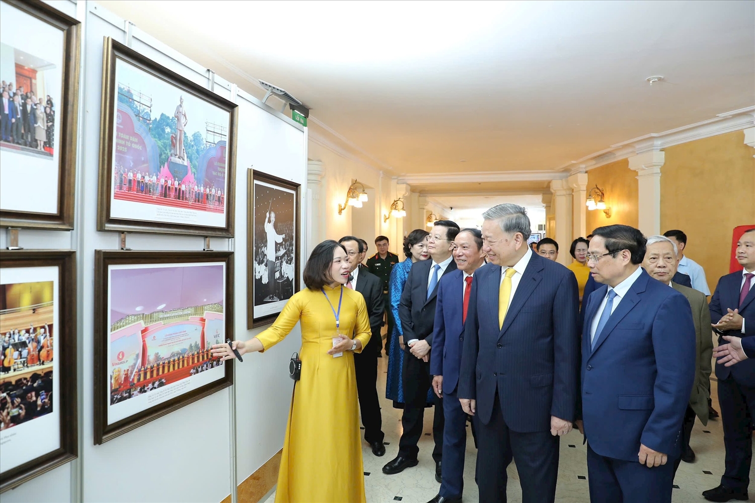 Tổng Bí thư Tô Lâm, Thủ tướng Chính phủ Phạm Minh Chính và các đại biểu tham quan triển lãm tại Lễ kỷ niệm