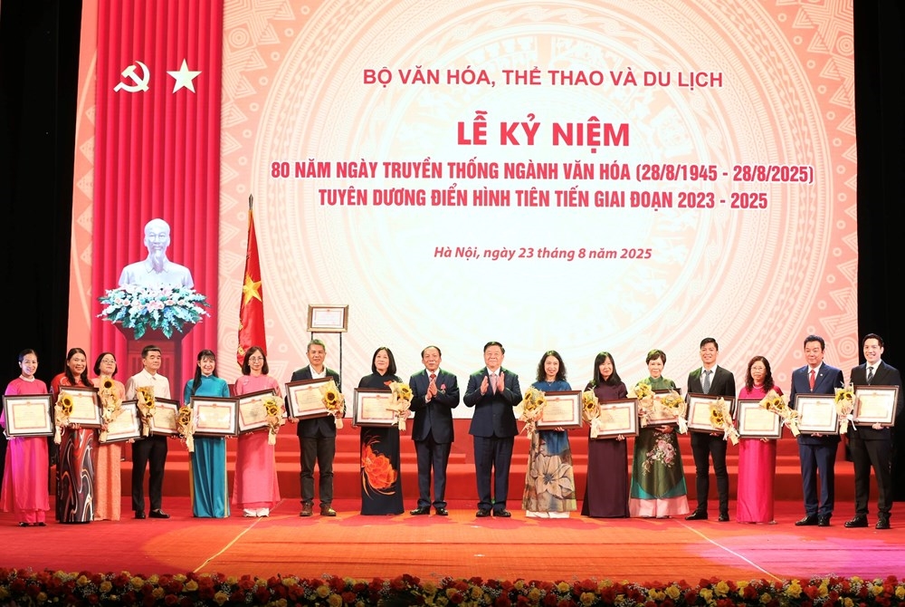 Trưởng Ban Tuyên giáo và Dân vận Trung ương Nguyễn Trọng Nghĩa tặng hoa, Bộ trưởng Bộ VHTTDL tặng Bằng khen cho 80 gương điển hình tiên tiến trong lĩnh vực VHTTTTDL