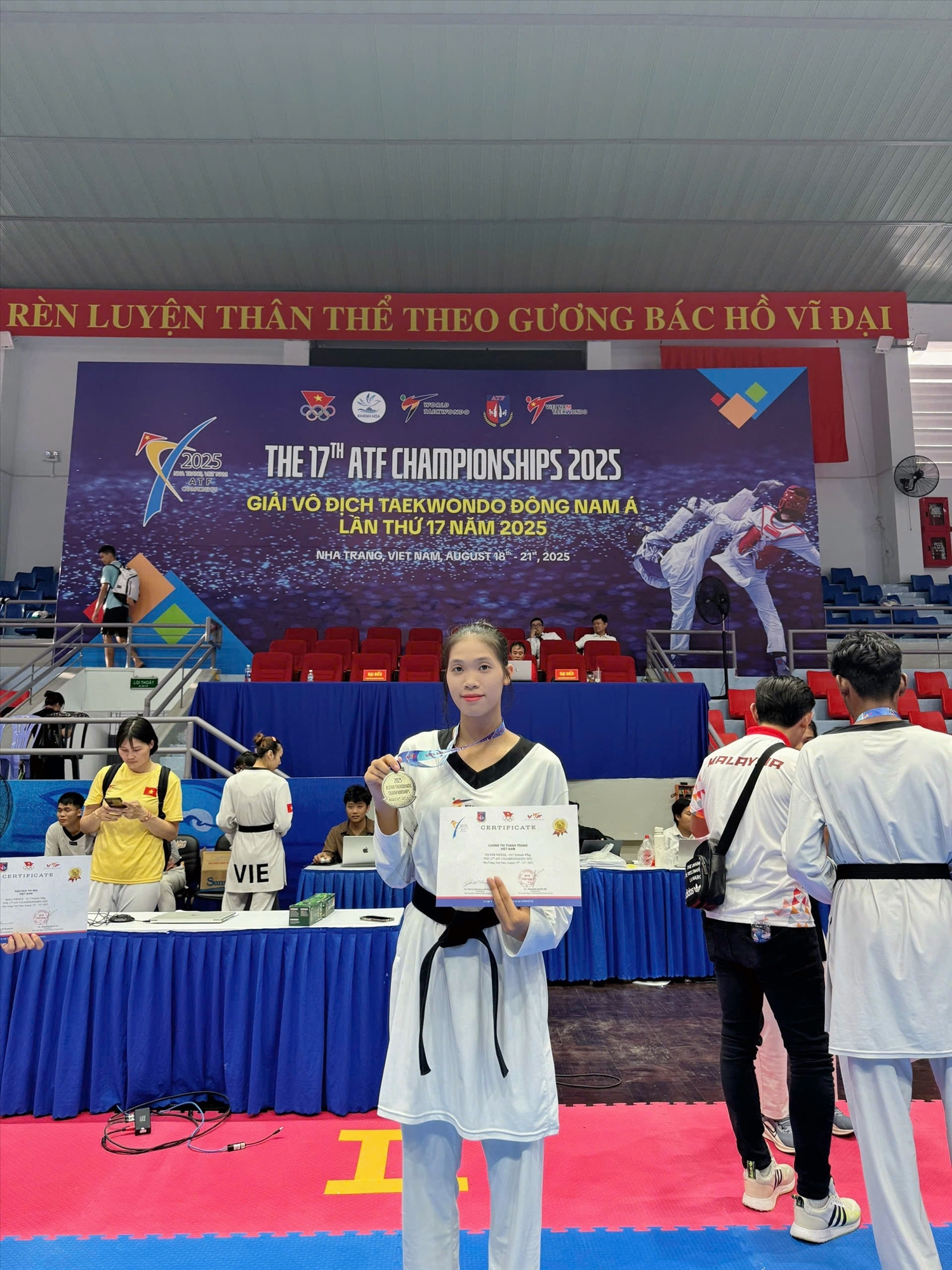 VĐV Lường Thị Thanh Trang - Lai Châu, HCB hạng cân 49 giải vô địch.