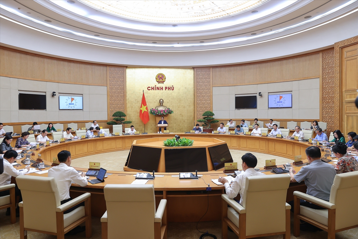 Theo Thủ tướng, trong giai đoạn đầu vận hành chính quyền địa phương 2 cấp, vẫn còn nhiều khó khăn, thách thức cần tập trung giải quyết để bộ máy vận hành thông suốt, đồng bộ, hiệu quả - Ảnh: VGP/Nhật Bắc