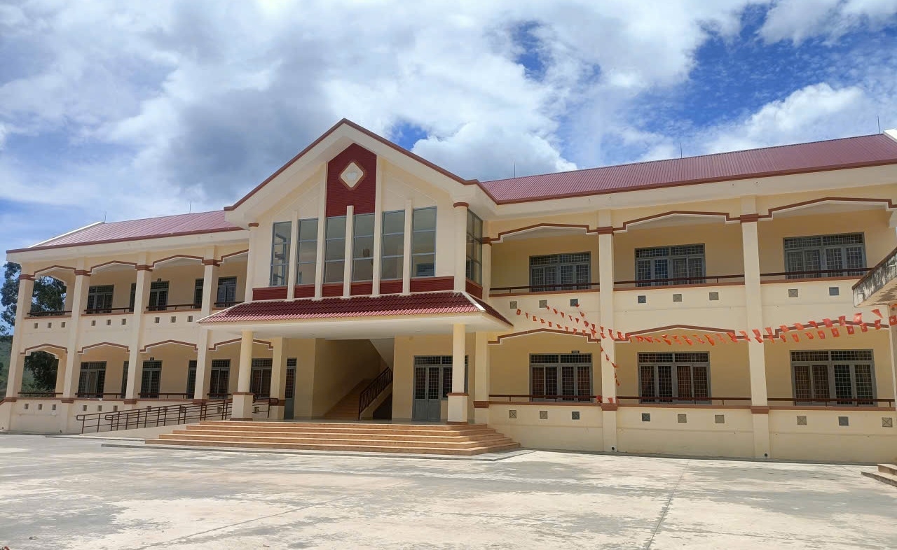 Trường tiểu học Cư Pui I được đầu tư tòa nhà 2 tầng từ nguồn vốn Chương trình MTQG 1719 (Ảnh: Lê Hường)