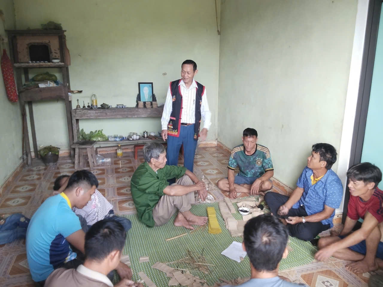 Những người đàn ông Dao cắt giấy bản chuẩn bị cho cúng Rằm tháng 7 - Ảnh Mỹ Dung