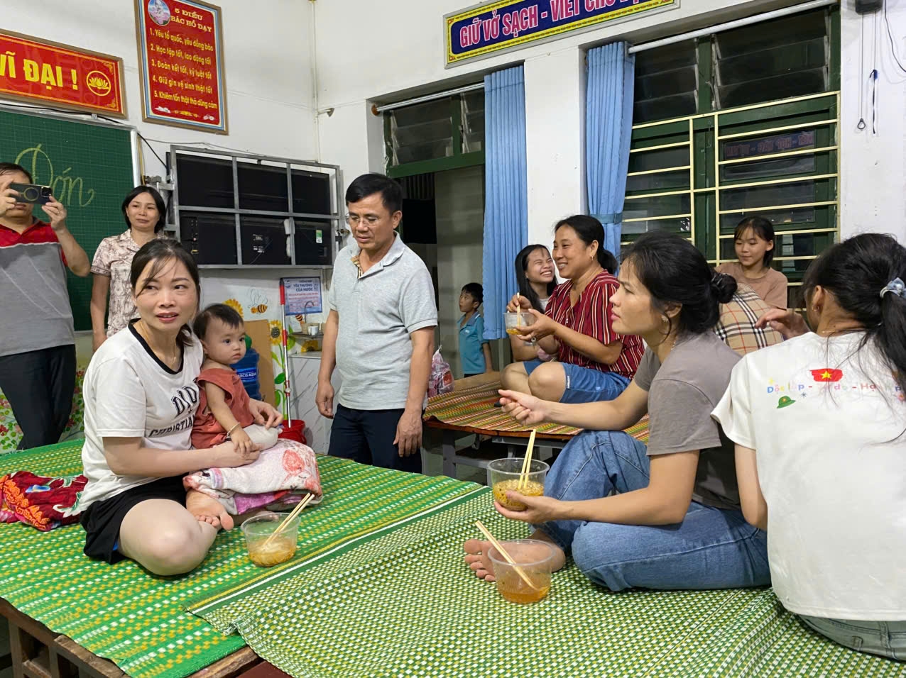 Người già, phụ nữ và trẻ nhỏ đã được di tản tránh bão tại Trường Tiểu học Diễn Bích ngay trong đêm 24/8 - Ảnh: Thanh Hải
