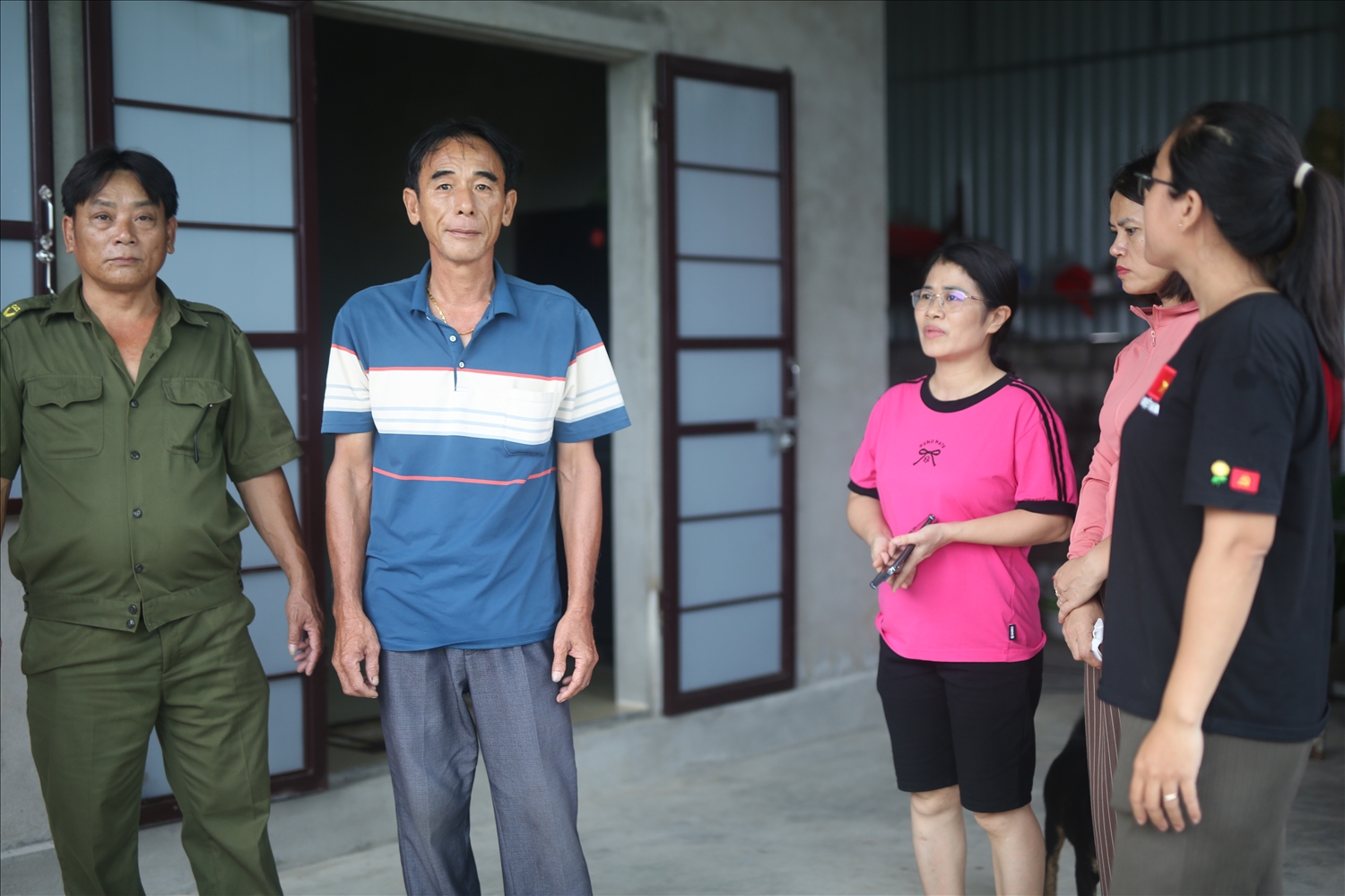 Vận động hộ gia đình ông Phạm Văn Kiên ở xóm Bắc Chiến Thắng xã Diễn Châu di tản người đến nơi an toàn - Ảnh: Thanh Hải