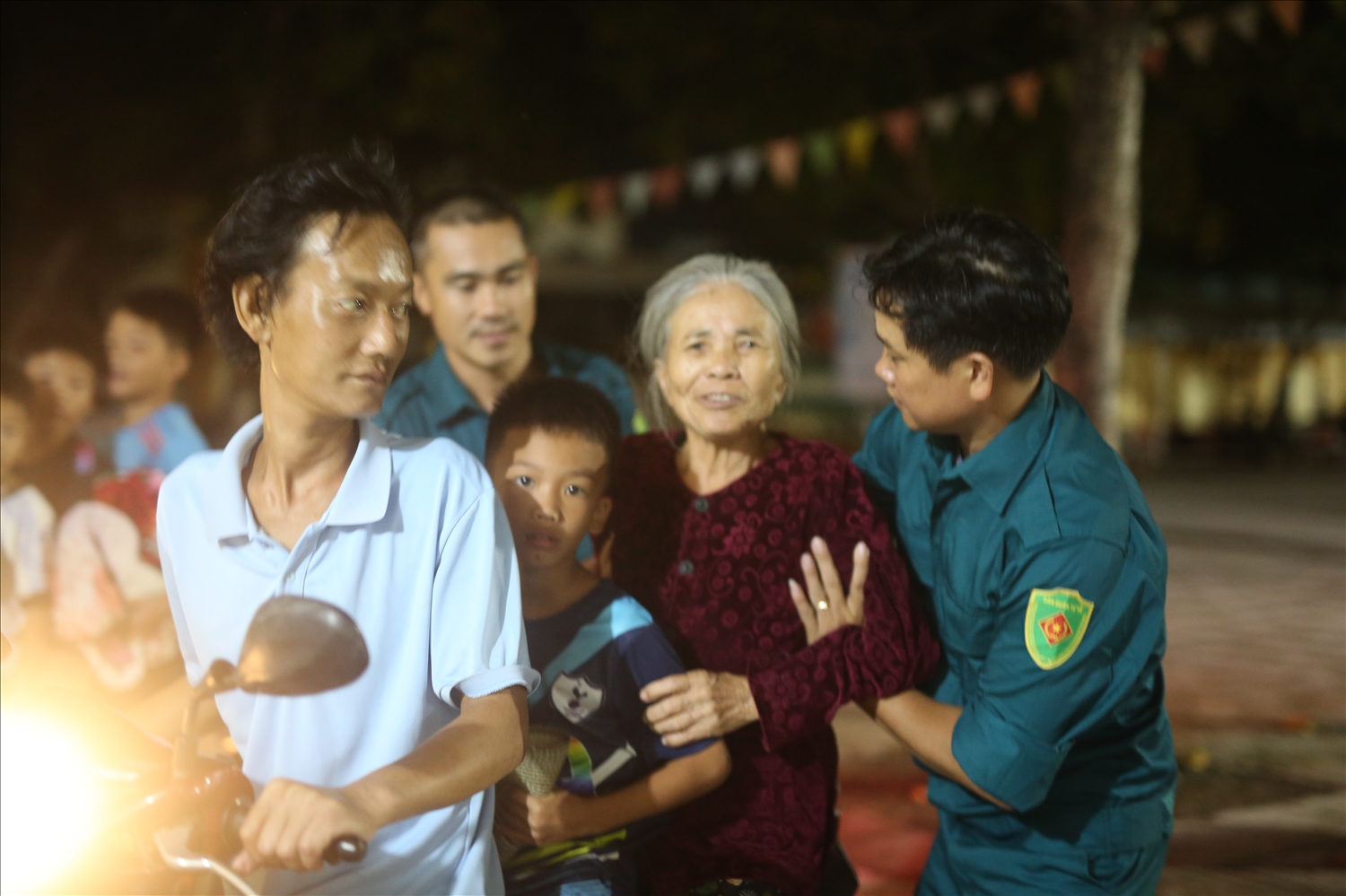 Huy động các phương tiện chở người dân sơ tán - Ảnh: Thanh Hải