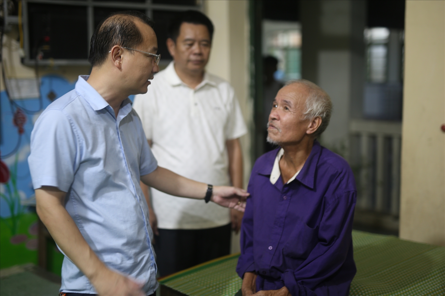 Với lão ngư Nguyễn Đình Nuôi (65 tuổi) ở xóm Hải Bắc, thì đêm đón bão tại nơi tránh trú này là cả một mớ lo lắng, băn khoăn - Ảnh: Thanh Hải
