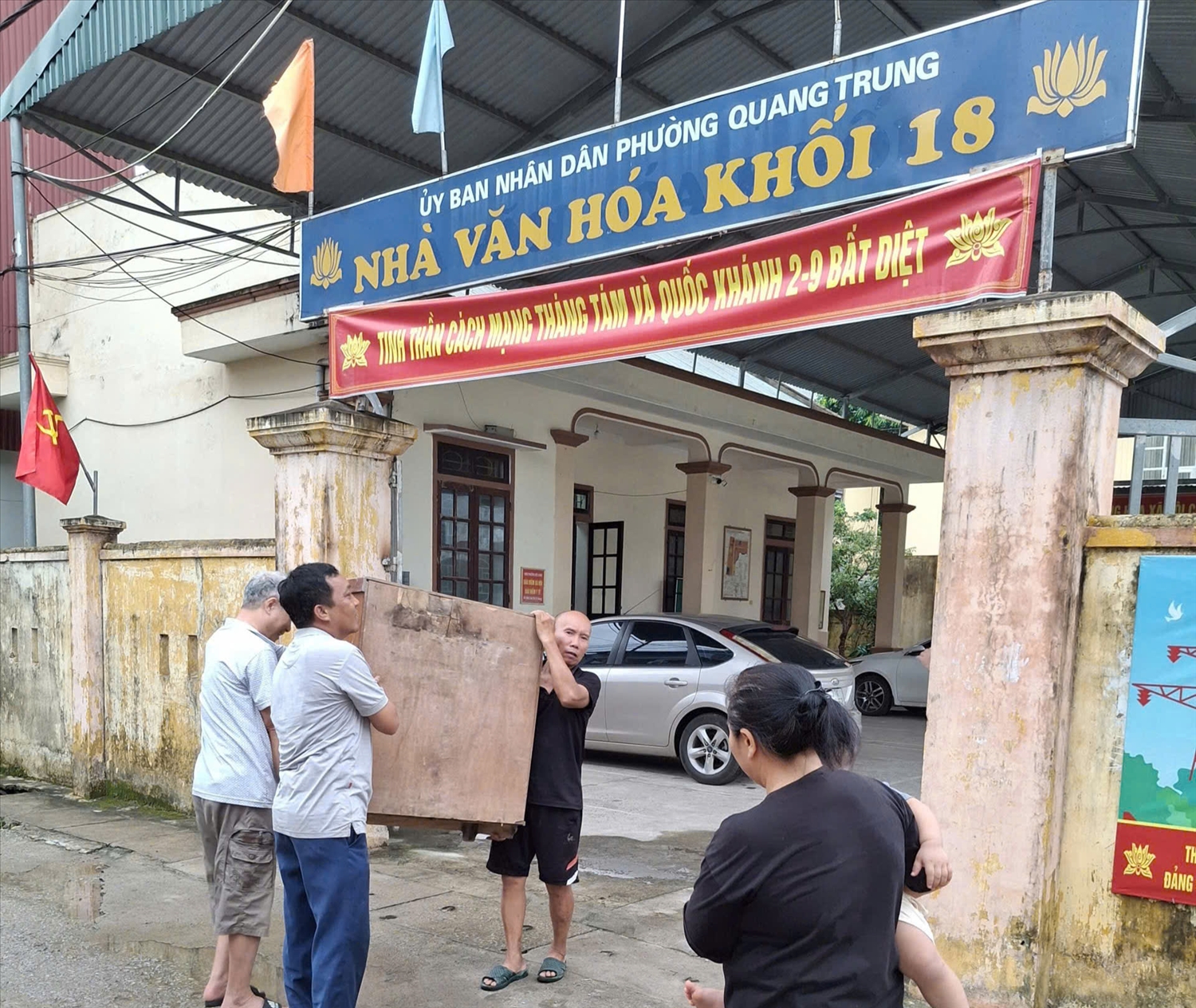 Để đảm bảo an toàn cho người dân khi bão số 5 đổ bộ vào đất liền, chính quyền địa phương đã tiến di dời người dân ra khỏi chung cư xuống cấp (Ảnh: Phạm Tiến)