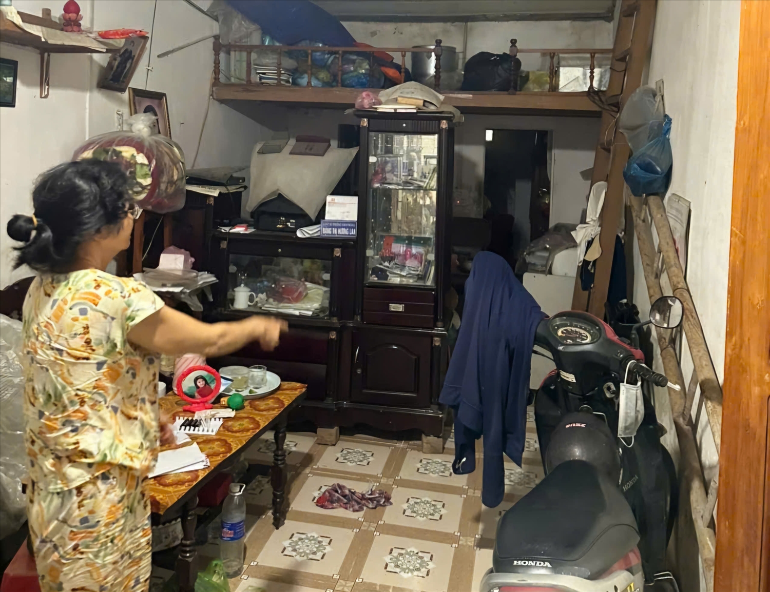Gần 50 năm đưa vào sử dụng, hiện chung cư Quang Trung đã xuống cấp nghiêm trọng (Ảnh: Phạm Tiến) 