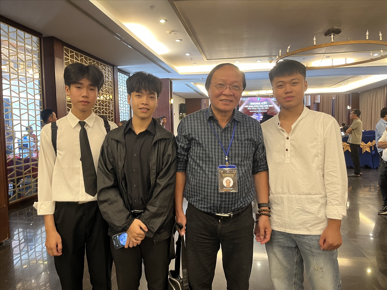 NSND Phạm Ngọc Khôi – Phó Chủ tịch Hội Nhạc sĩ Việt Nam chụp ảnh chung với các sinh viên các nhạc viện đạt giải cao hệ chuyên nghiệp tại Liên hoan