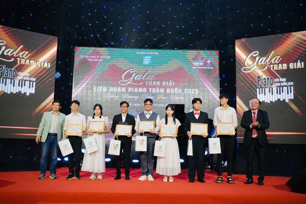 Ban Tổ chức Liên hoan Piano toàn quốc 2025 trao giải cho các thí sinh xuất sắc.