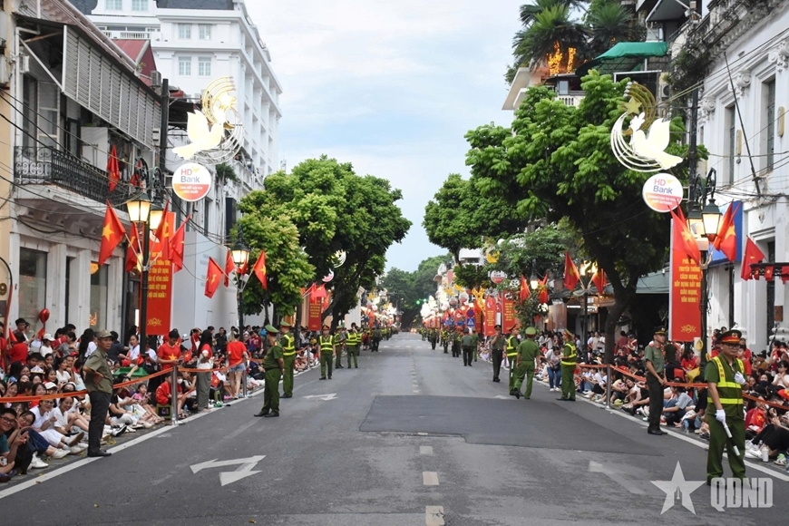 Nhiều người xếp hàng từ sáng sớm để đón xem hợp luyện lần thứ 2 (Ảnh: Báo QĐND)