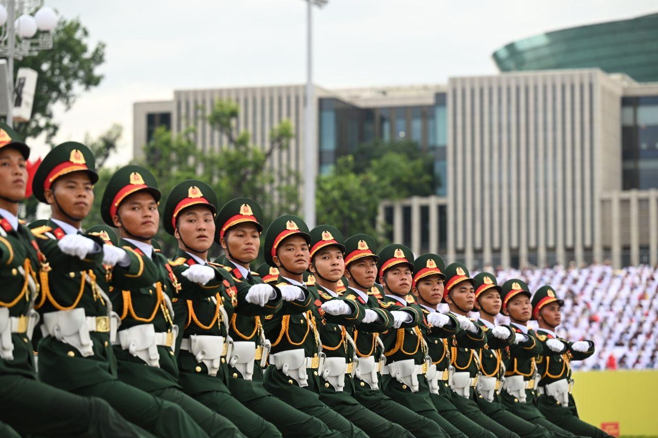 Cùng với dàn khí tài, các khối diễu binh cũng đang tiến về khu vực Quảng trường Ba Đình để sẵn sàng cho buổi hợp luyện lúc 20 giờ hôm nay, 24/8 (Ảnh: Chinhphu.vn)