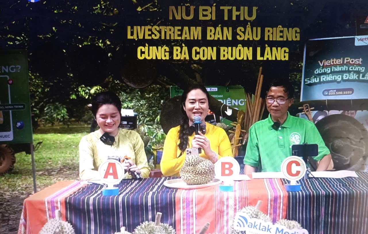 Bí thư Đảng ủy xã Ea Knuêc Ngô Thị Minh Trinh livestream cùng bà con buôn làng bán sầu riêng (ảnh chụp màn hình)