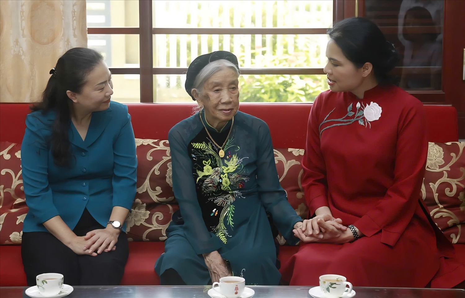 Mẹ Việt Nam Anh hùng Hoàng Thị Lại khá minh mẫn kể về ngày tháng hào hùng, niềm vui lớn của cả dân tộc