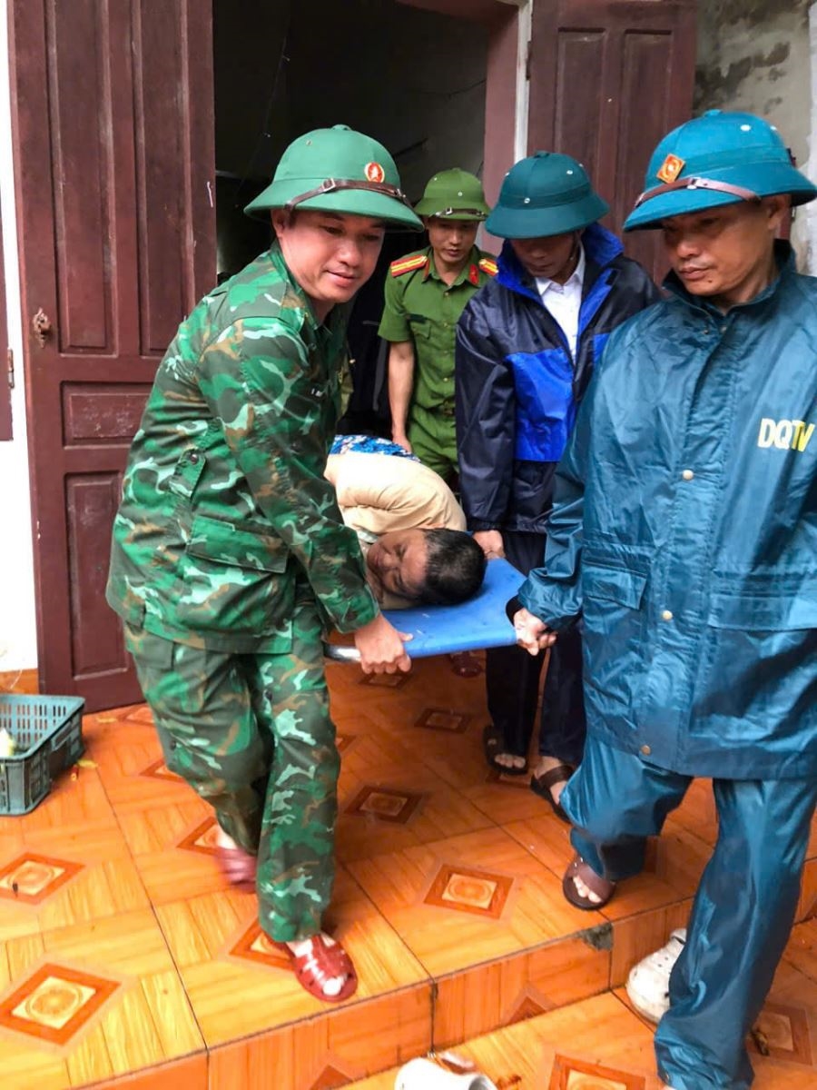 Cán bộ Đồn Biên phòng Hải Hòa và lực lượng chức năng giúp người dân di dời đến nơi an toàn. (ảnh: Hải Chuyền)