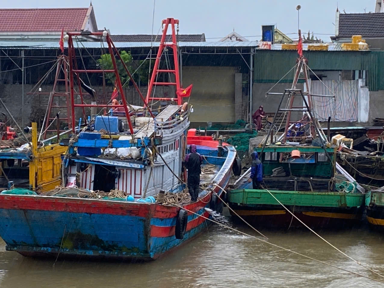 Kiểm tra tàu thuyền, ngư cụ... - Ảnh: Thanh Hải