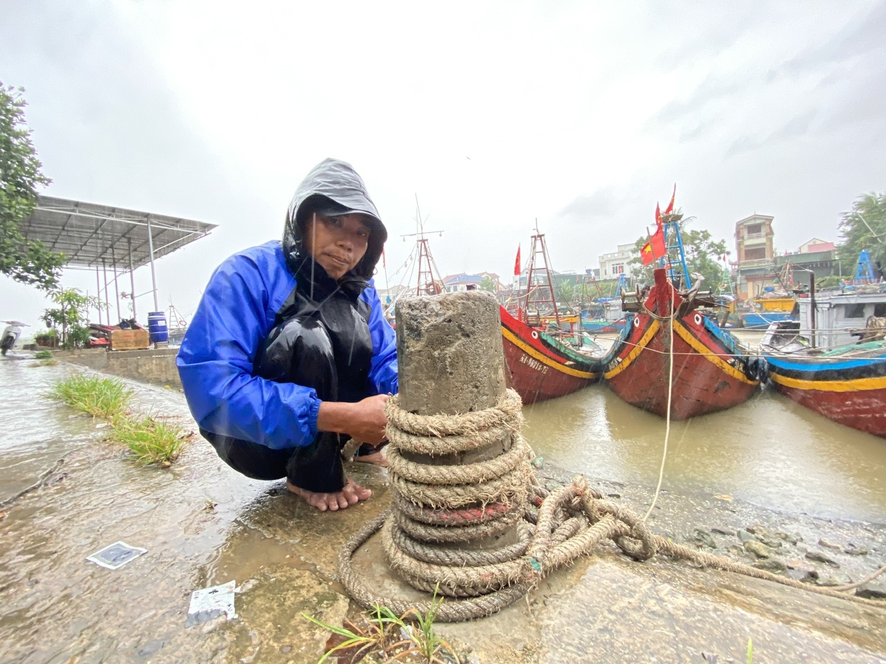 Anh Nguyễn Tuấn Dũng, ở xóm Hải Nam xã Diễn Châu chằng néo lại tàu thuyền trước khi bão đổ bộ - Ảnh: Thanh Hải