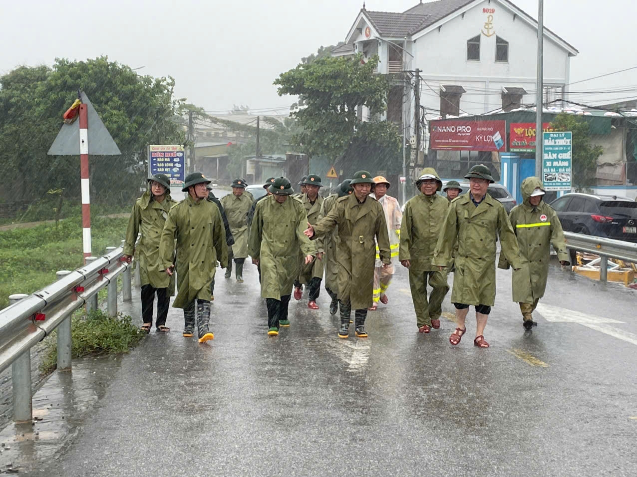 Phó Thủ tướng Trần Hồng Hà kiểm tra công tác phòng chống bão ở xã Diễn Châu - Ảnh: Thanh Hải