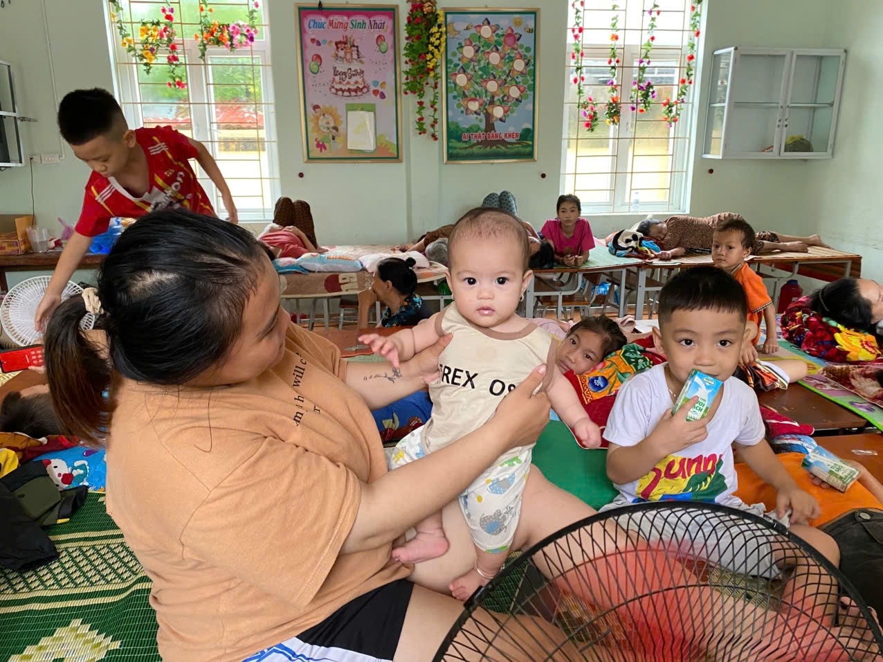 Bé Vũ Thị Kim Ngân ở xóm Quyết Thắng tròn mắt ngước nhìn khi có người gọi - Ảnh: Thanh Hải