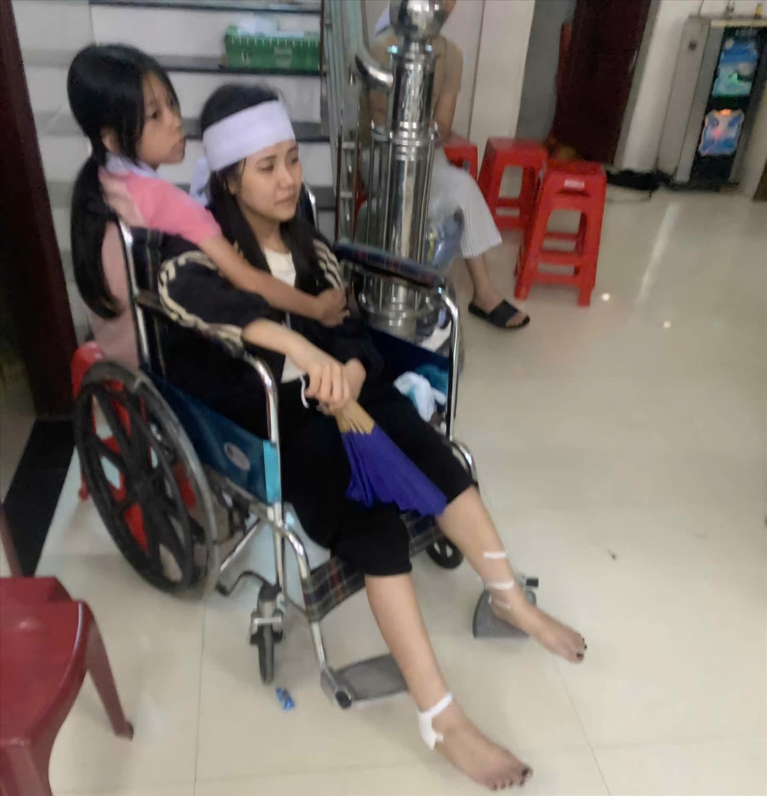 Con gái cùng vợ anh Sau hiện đang được điều trị tại bệnh viên Đa khoa Của Đông (Ảnh: Phạm Tiến)