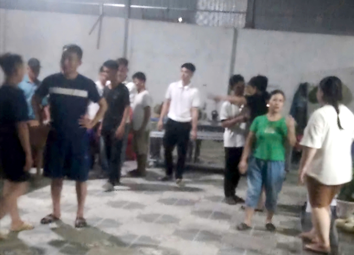 Họ hàng và hàng xóm đến hỗ trợ ma chay và chia buồn cùng gia đình. (Ảnh: UBND xã cung cấp)