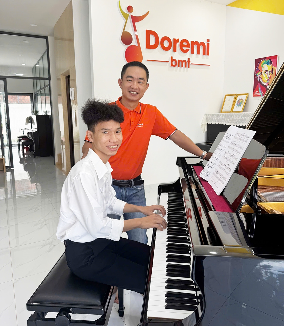 Thầy giáo Nguyễn Hữu Danh, người dẫn dắt em Ma Văn Minh (dân tộc Mông) đến với nhạc cụ hiện đại