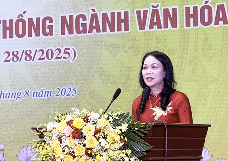 Bà Hoàng Thị Hạnh - Nguyên Giám đốc Sở Văn hóa - Thông tin tỉnh Yên Bái (cũ); nguyên Phó Trưởng Ban Chỉ đạo Tây Bắc; nguyên Thứ trưởng, Phó Chủ nhiệm Ủy ban Dân tộc phát biểu tại buổi lễ. (Ảnh Tuấn Ninh)