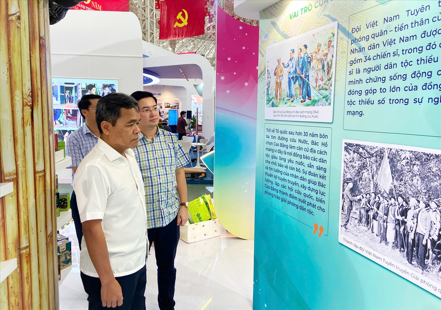 Thứ trưởng Thường trực cũng chỉ đạo cụ thể cả về nội dung và kỹ thuật để các đơn vị tiếp tục hoàn thiện không gian triển lãm đáp ứng tiến độ và chất lượng đề ra