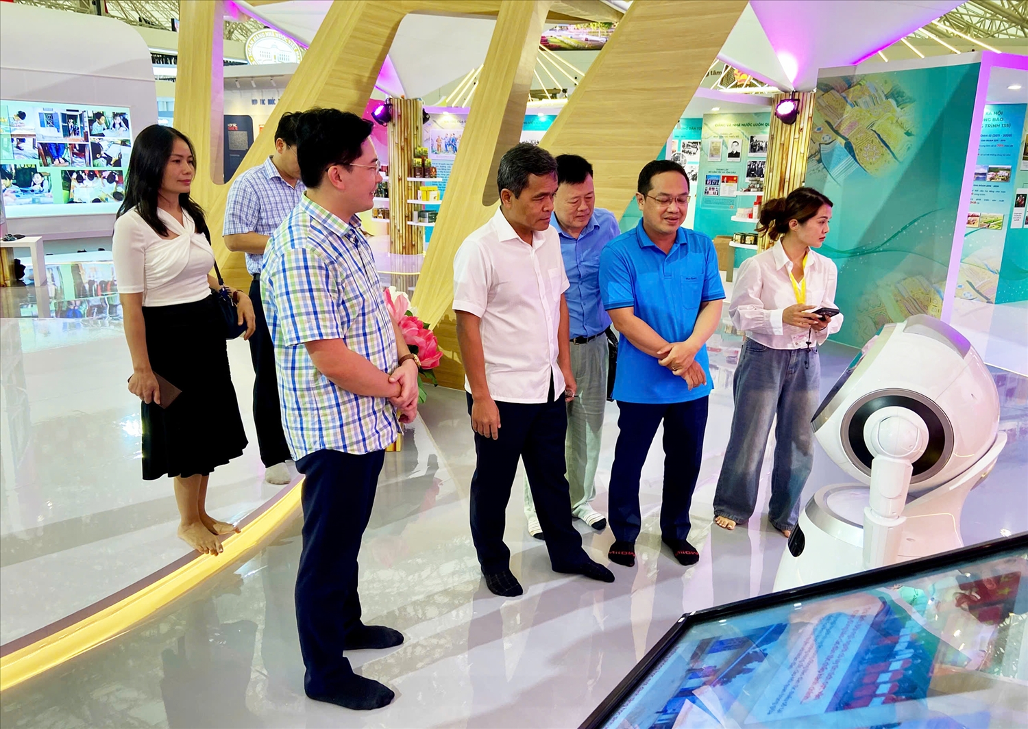 Chủ đề xuyên suốt của Triển lãm là nhìn lại quá khứ để thấy được thành tựu hôm nay, từ đó đồng bào các dân tộc, tôn giáo tiếp tục tự hào, vững tin vào tương lai tươi sáng của đất nước