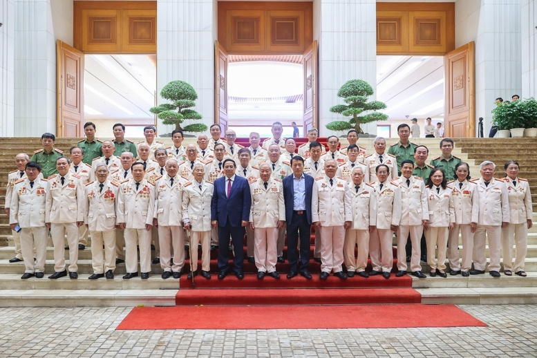 Thủ tướng chụp ảnh lưu niệm cùng các đại biểu - Ảnh: VGP/Nhật Bắc