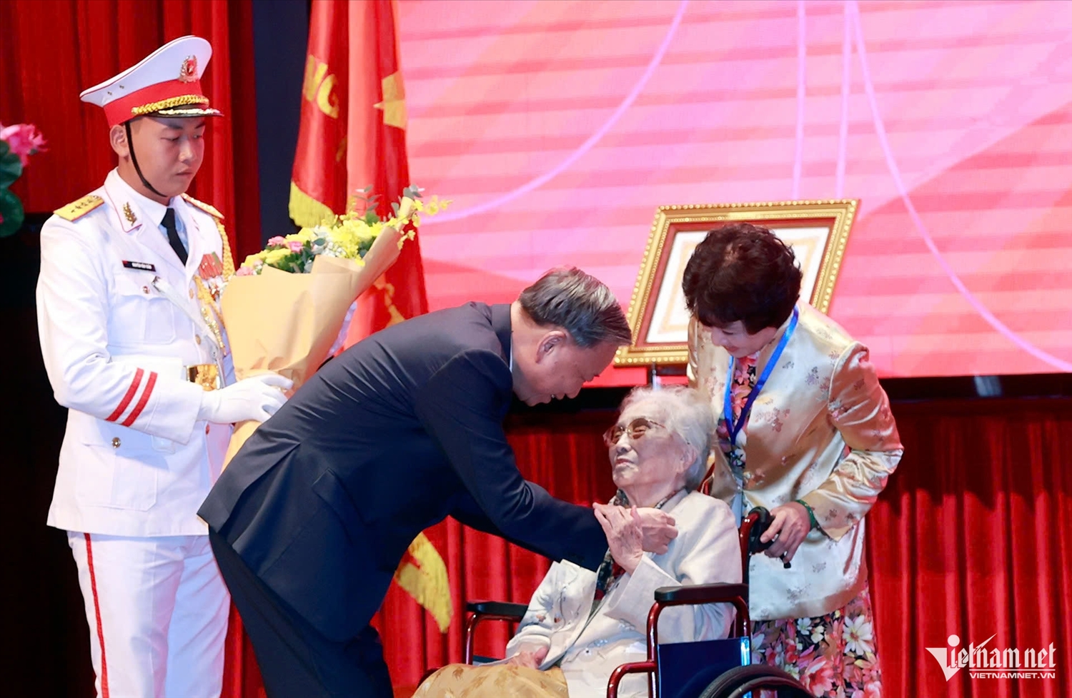 Tổng Bí thư Tô Lâm trân trọng trao danh hiệu Anh hùng Lao động cho nguyên Phó Chủ tịch nước Nguyễn Thị Bình