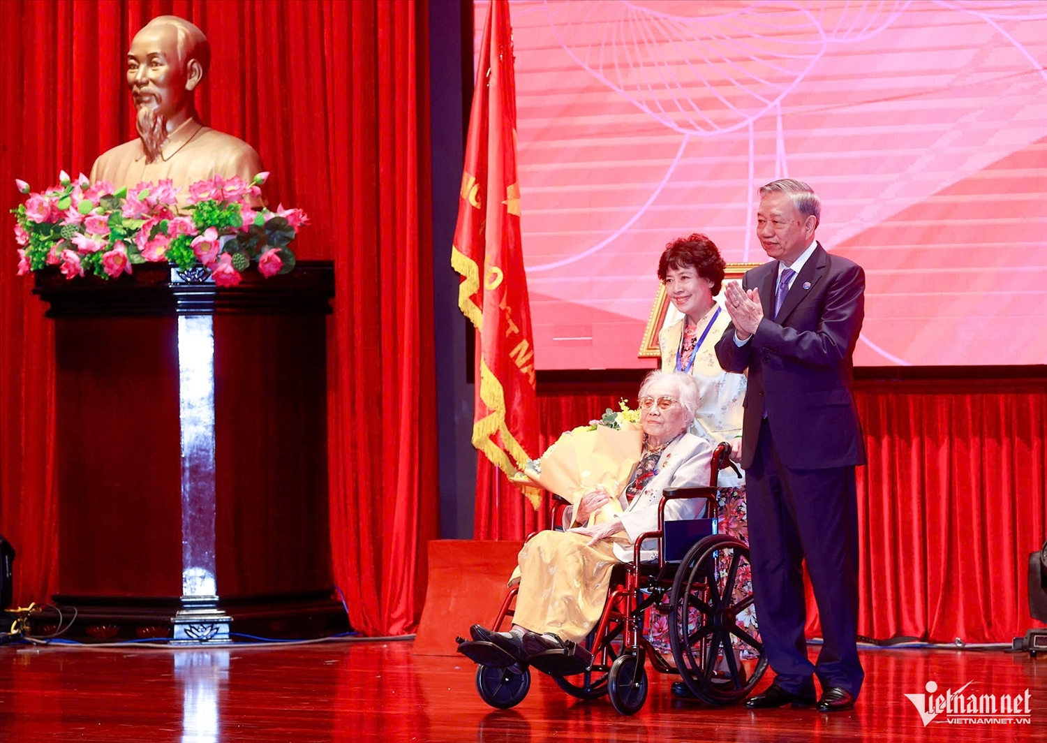 (DAN NGUON)Tổng Bí thư Tô Lâm trao danh hiệu Anh hùng Lao động tặng bà Nguyễn Thị Bình 1