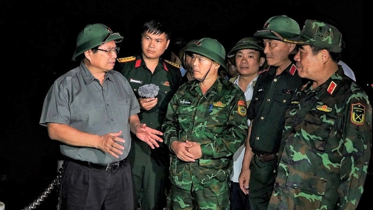 Thủ tướng Chính phủ kiểm tra công tác phòng, chống bão số 5 tại cảng Cửa Lò và bến neo đậu tàu thuyền Nghi Quang, tỉnh Nghệ An (Ảnh IT)