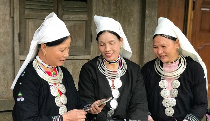 Phụ nữ dân tộc Dao, xã Hồng Thái, tỉnh Tuyên Quang tìm hiểu về chuyển đổi số qua điện thoại thông minh (Ảnh: Bích Hằng)