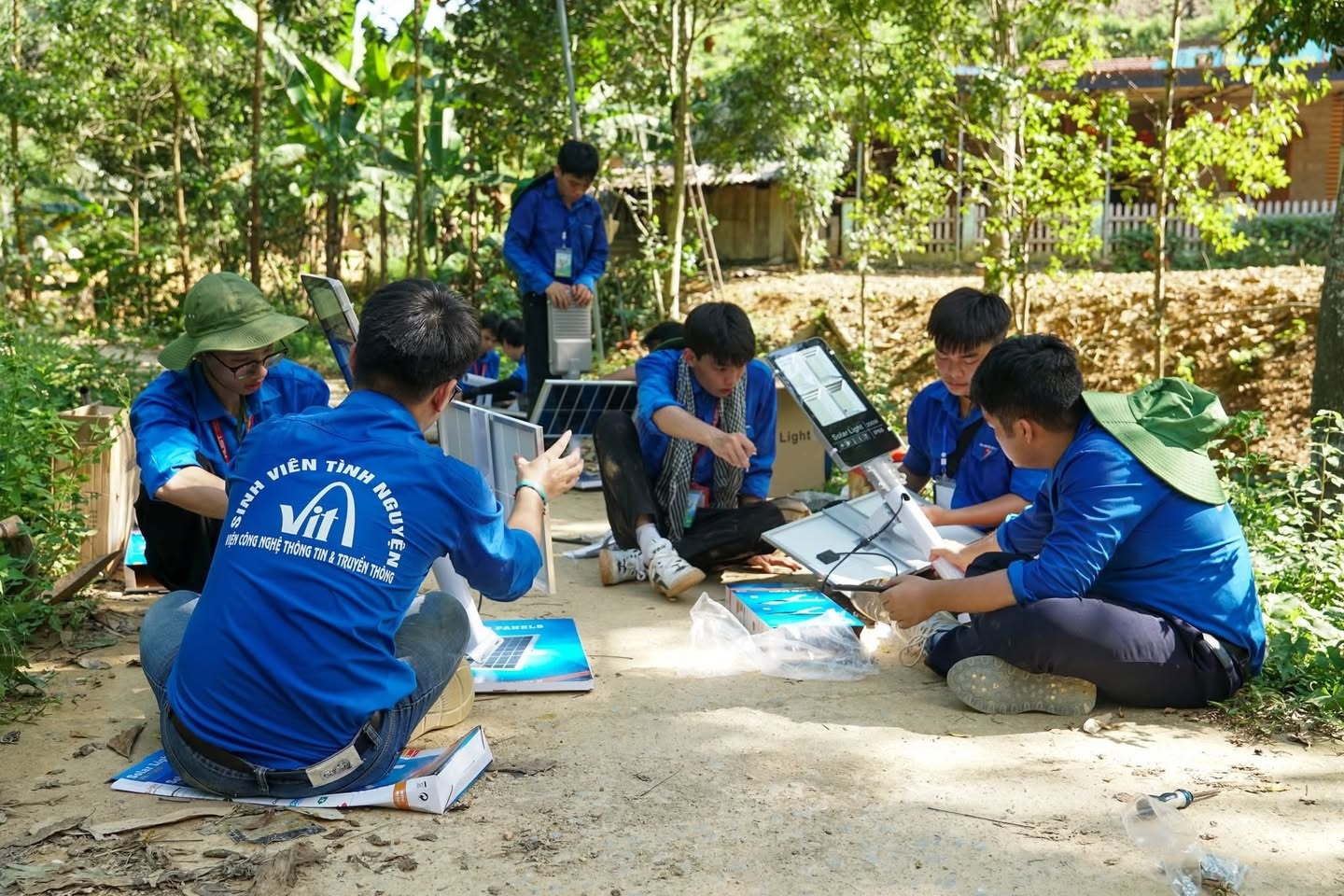 Cũng trong chương trình này, đội tình nguyện của Đại học Bách Khoa Hà Nội đã hoàn thành lắp đặt 105 cột đèn tại Thái Nguyên và Ninh Bình. 
