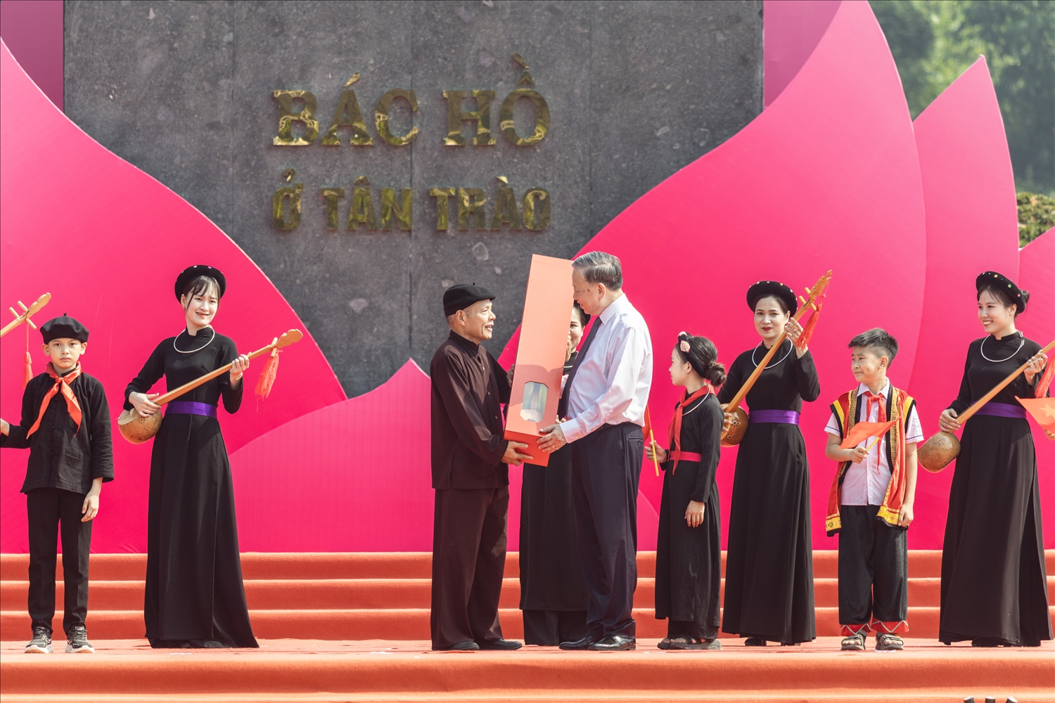 Đồng bào các dân tộc xã Tân Trào kính tặng Tổng Bí thư Tô Lâm cây đàn Tính - một nhạc cụ đặc trưng của dân tộc Tày, nhân dịp Tổng Bí thư dự Lễ khánh thành Tượng đài Bác Hồ ở Tân Trào. Ảnh: Vũ Mừng